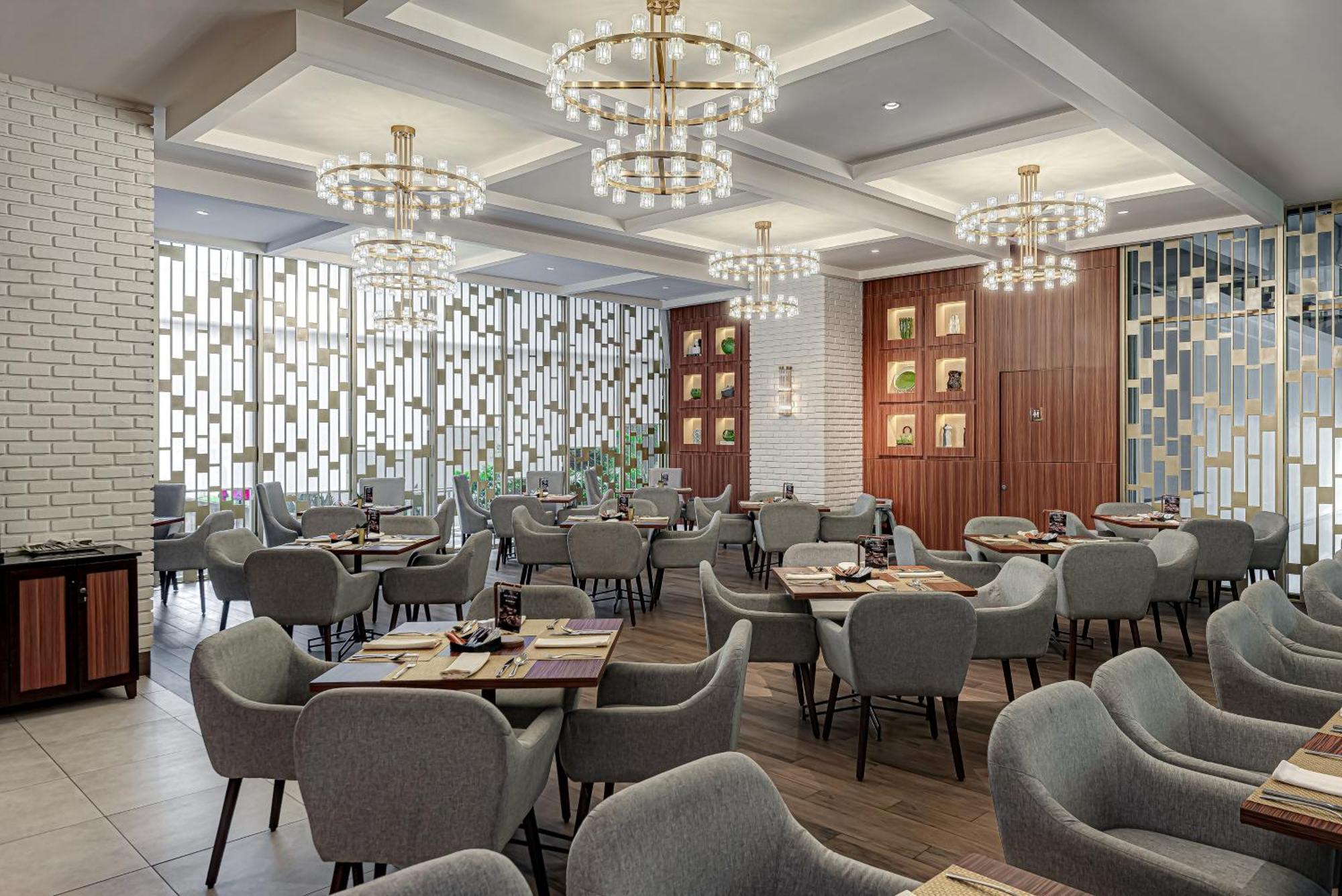 Whiz Luxe Hotel Spazio Surabaya Exterior photo