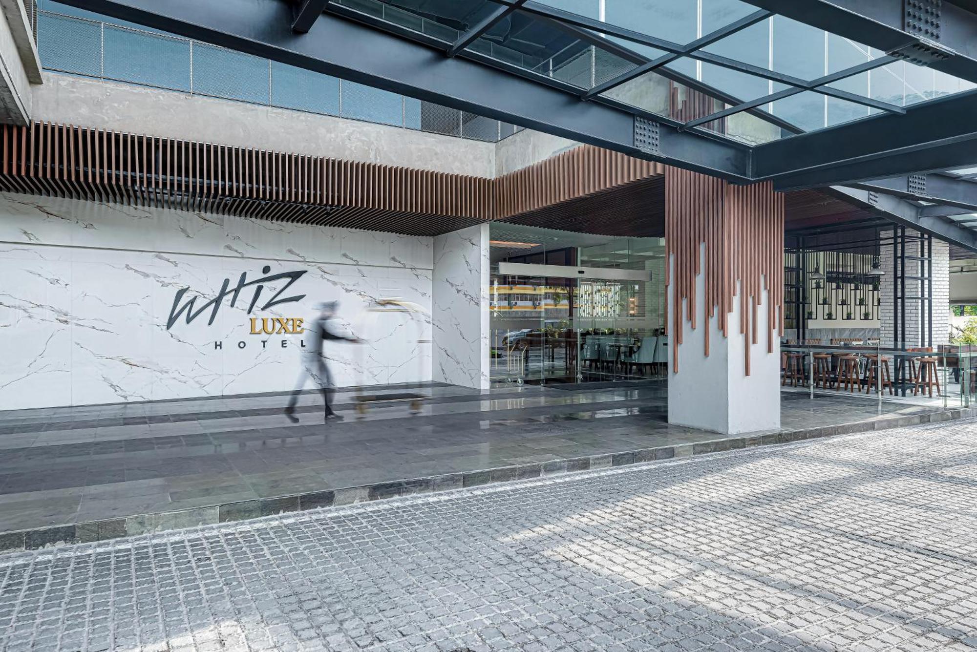 Whiz Luxe Hotel Spazio Surabaya Exterior photo