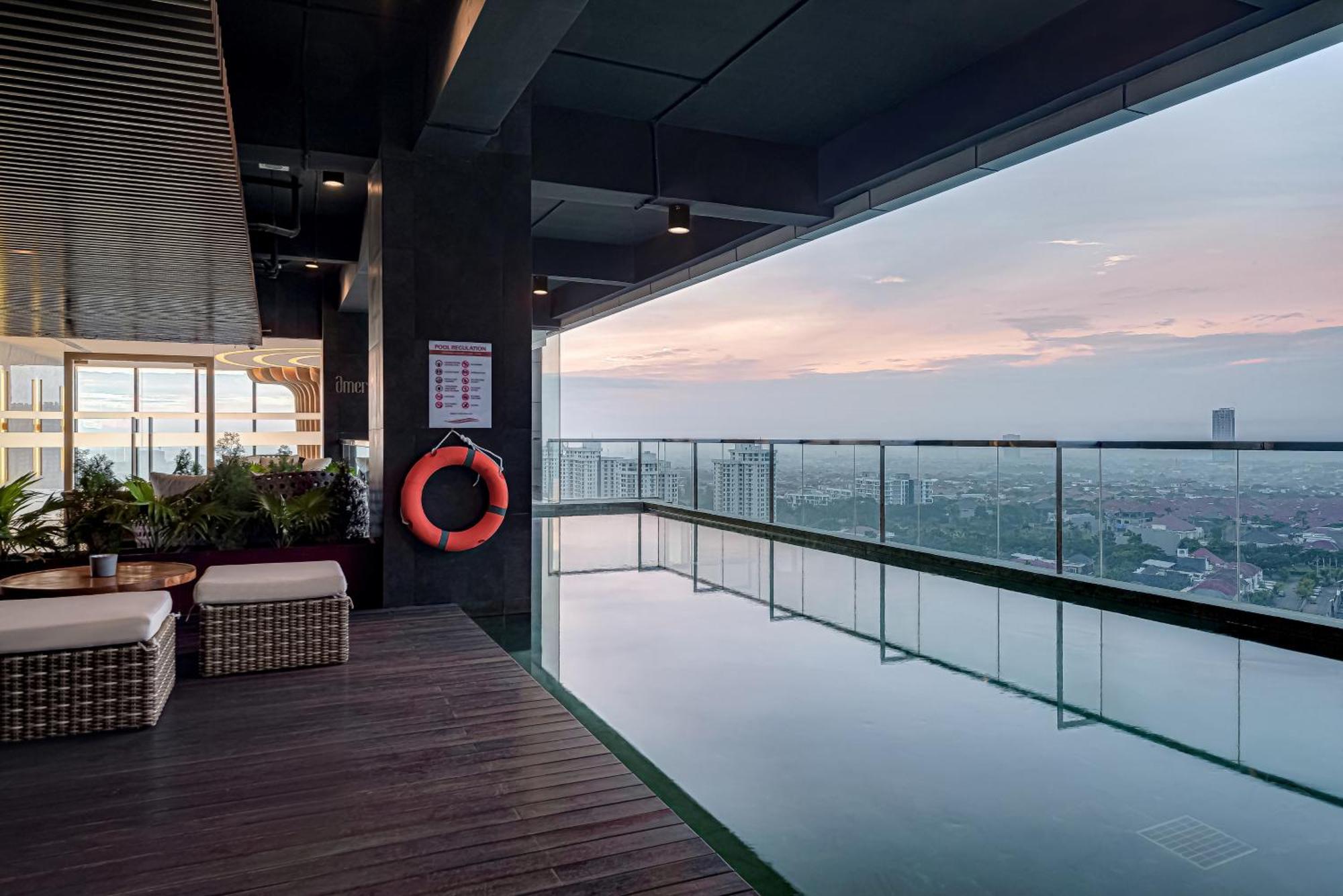 Whiz Luxe Hotel Spazio Surabaya Exterior photo