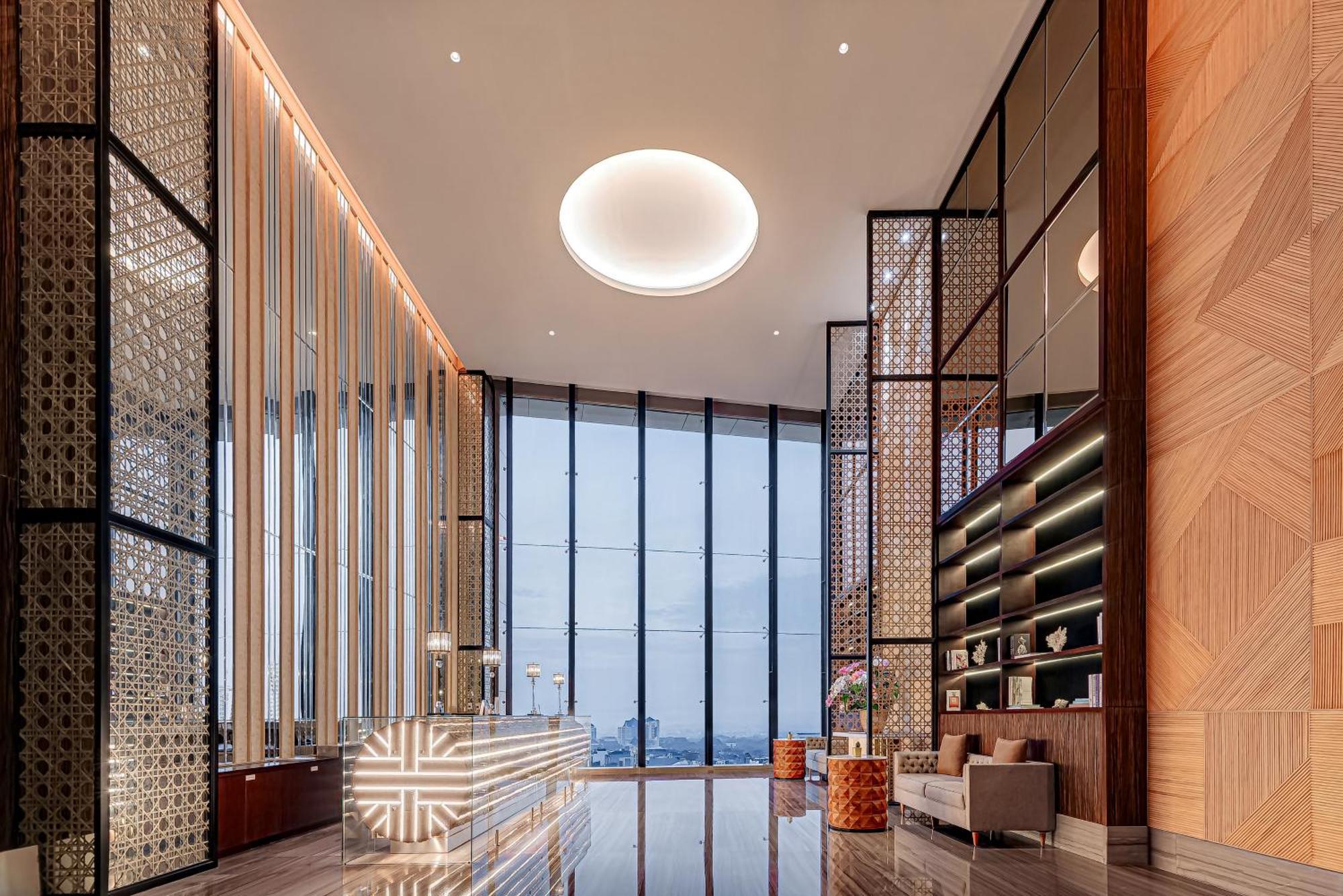 Whiz Luxe Hotel Spazio Surabaya Exterior photo