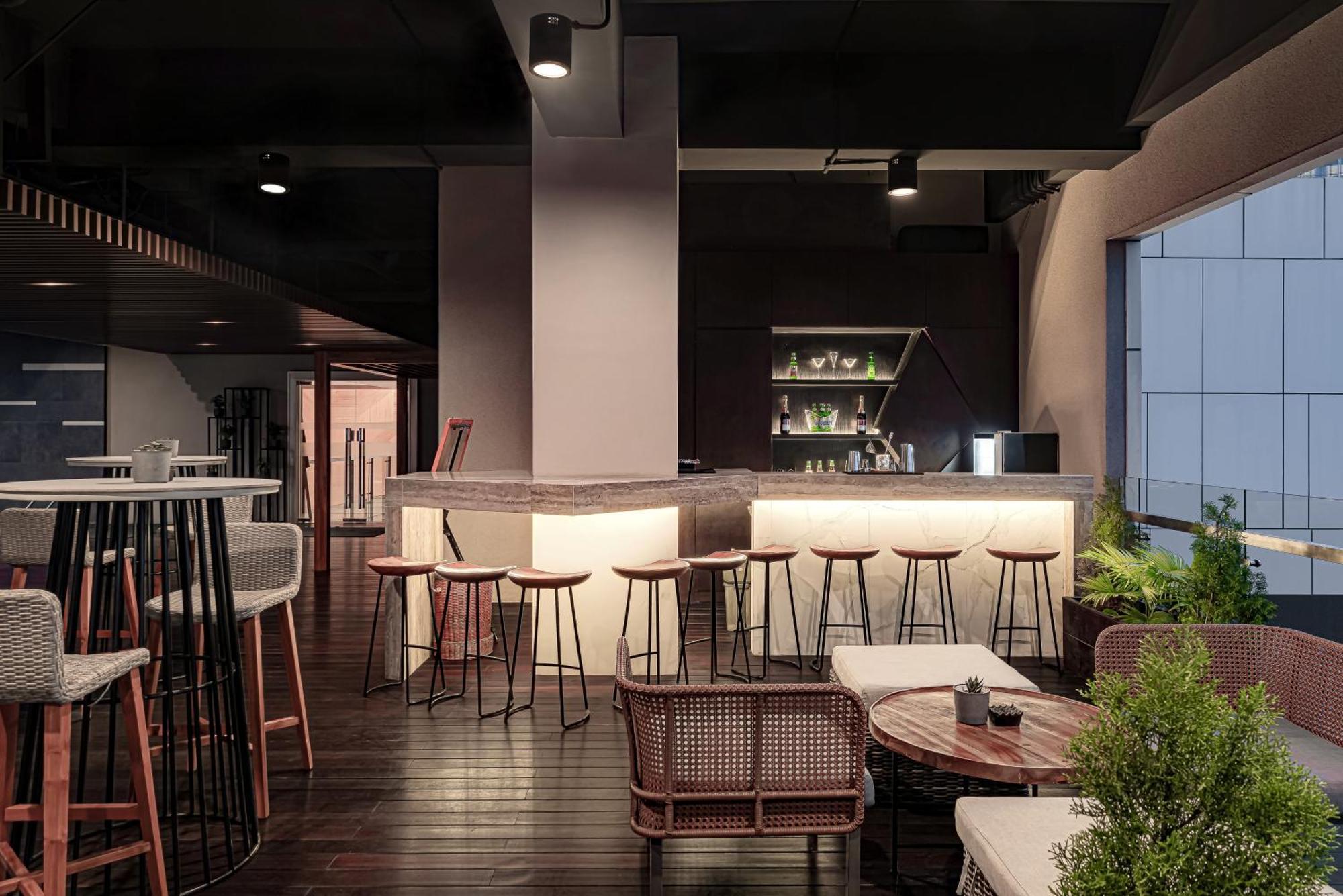 Whiz Luxe Hotel Spazio Surabaya Exterior photo