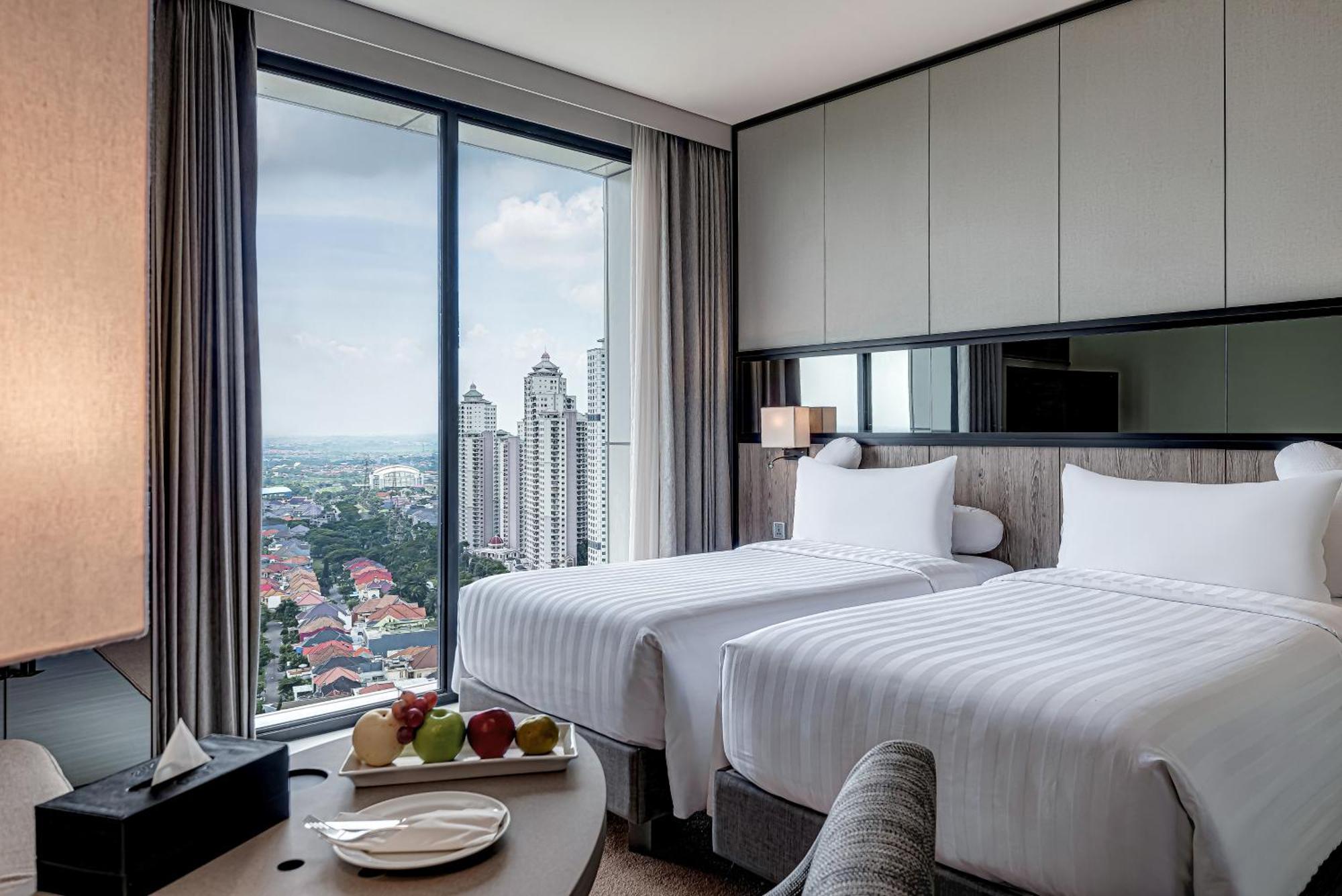 Whiz Luxe Hotel Spazio Surabaya Exterior photo
