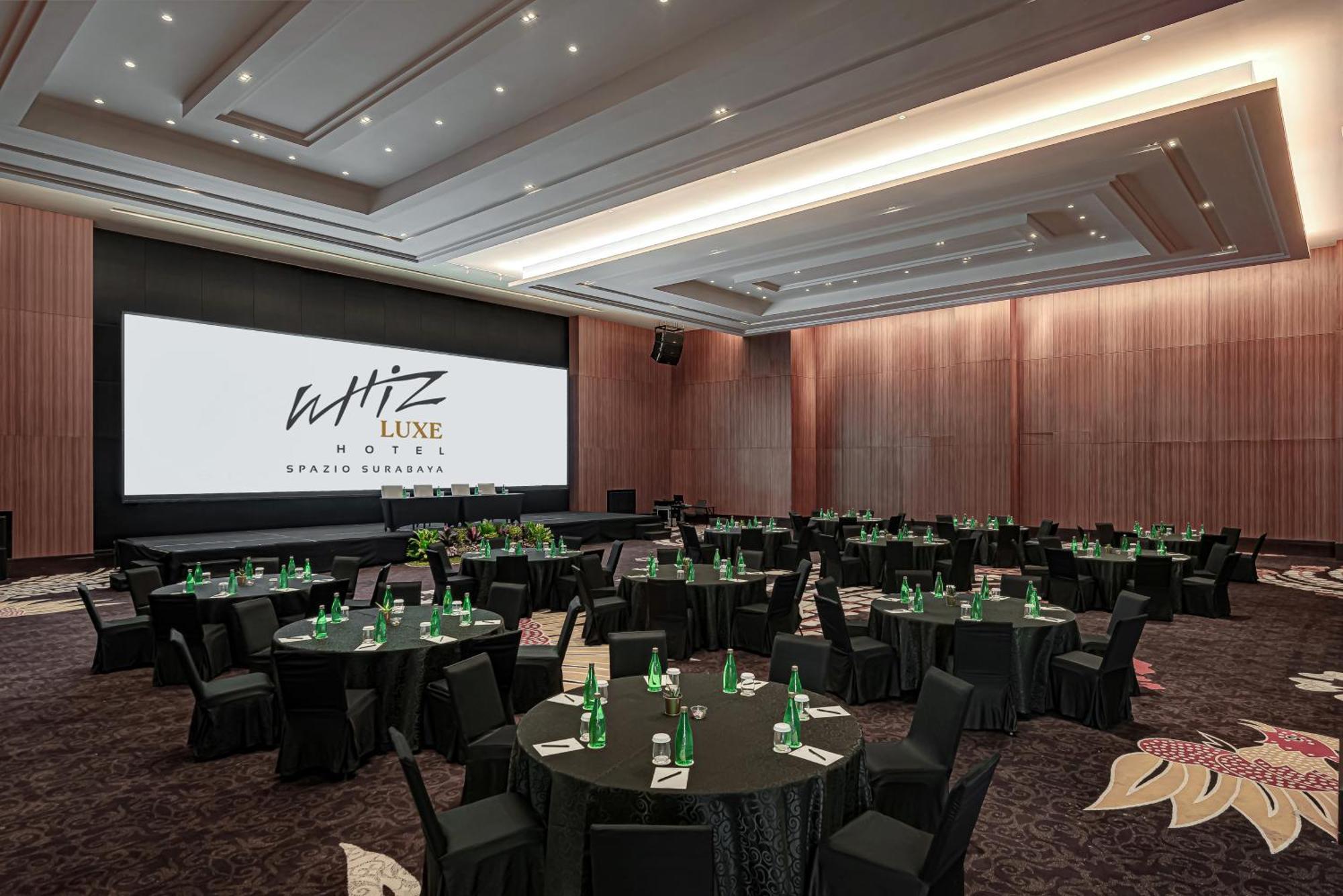 Whiz Luxe Hotel Spazio Surabaya Exterior photo