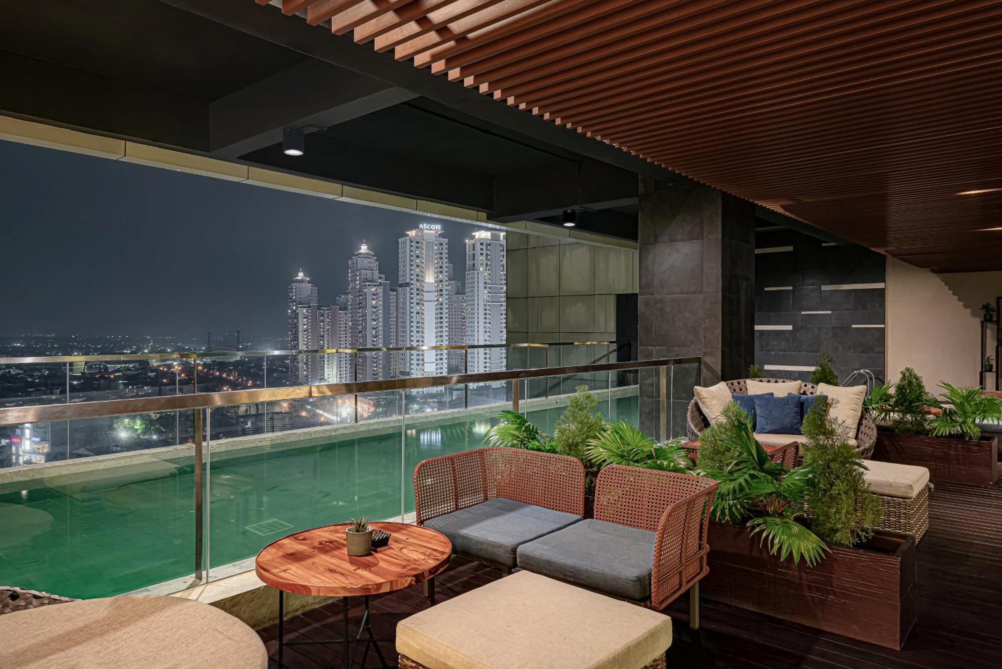 Whiz Luxe Hotel Spazio Surabaya Exterior photo