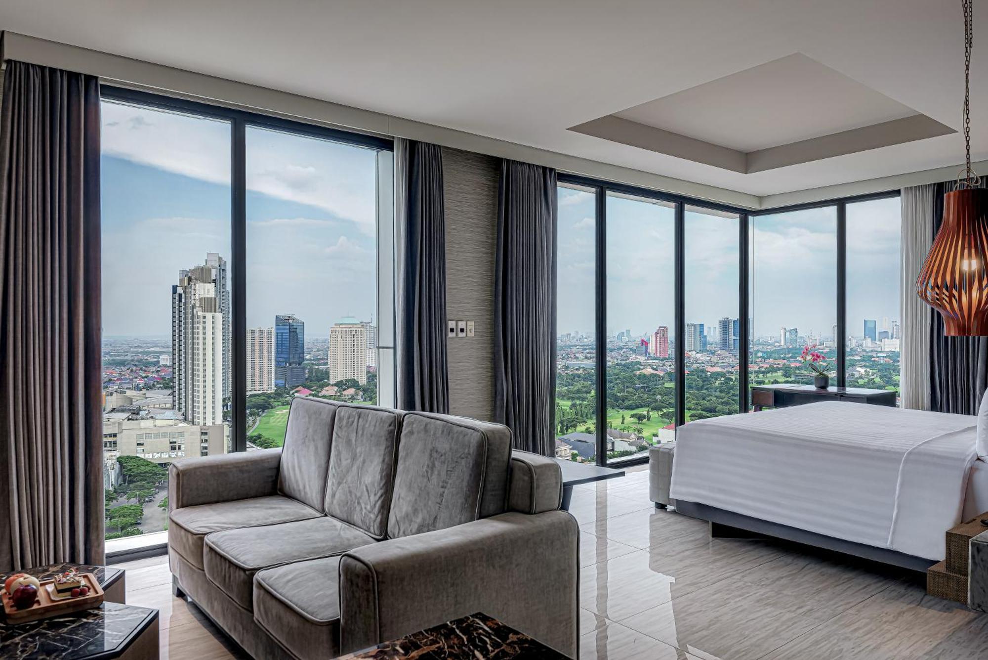 Whiz Luxe Hotel Spazio Surabaya Exterior photo