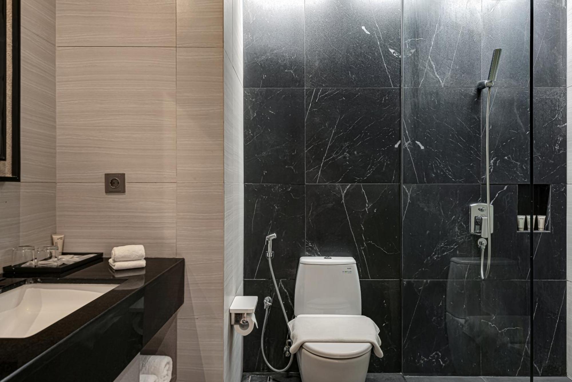 Whiz Luxe Hotel Spazio Surabaya Exterior photo