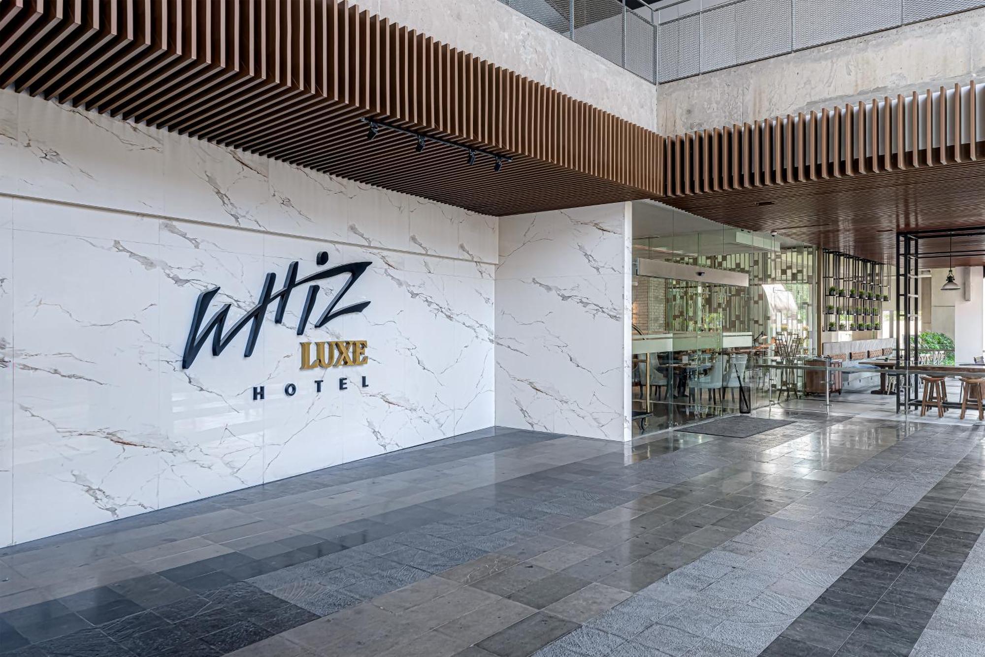 Whiz Luxe Hotel Spazio Surabaya Exterior photo