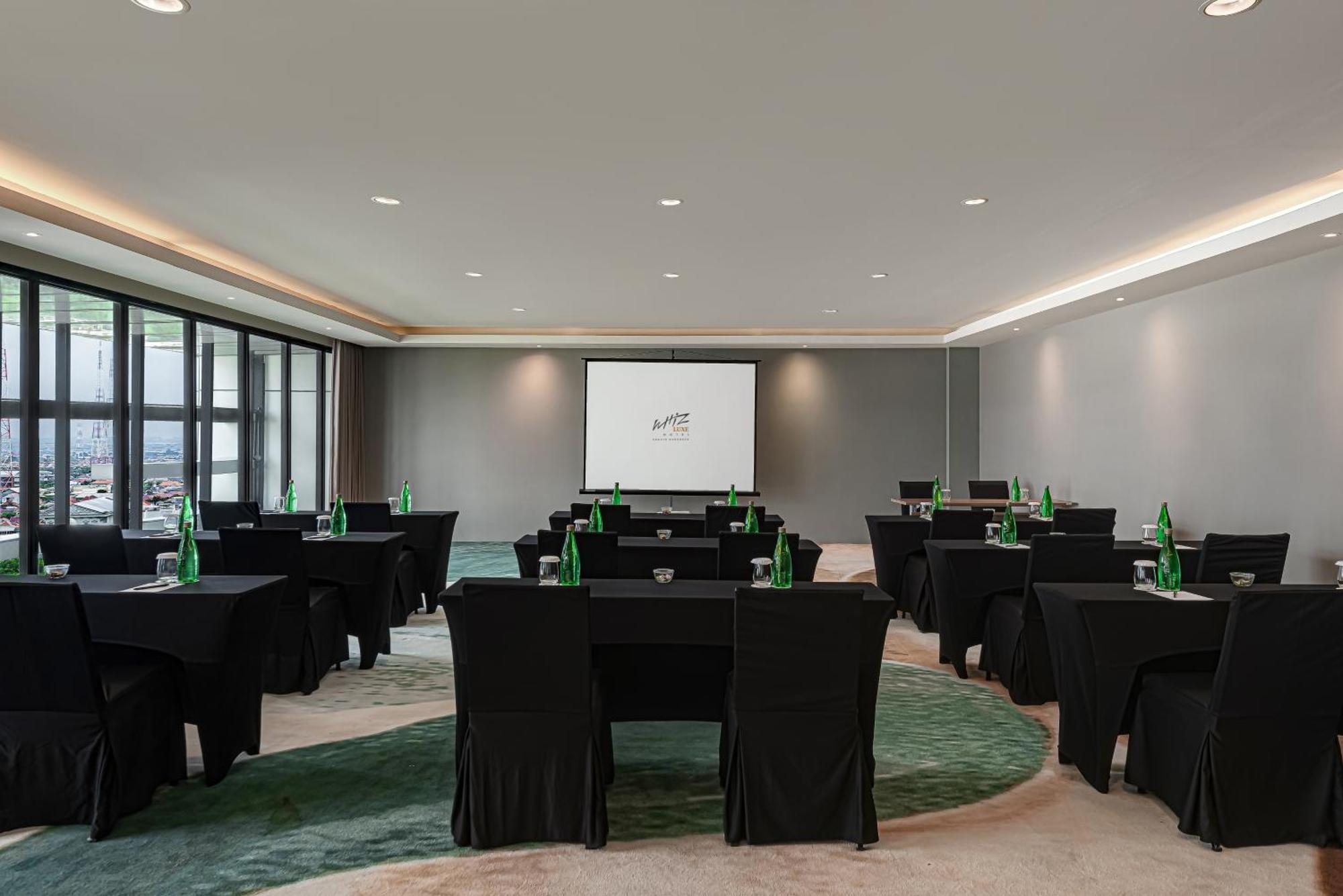 Whiz Luxe Hotel Spazio Surabaya Exterior photo