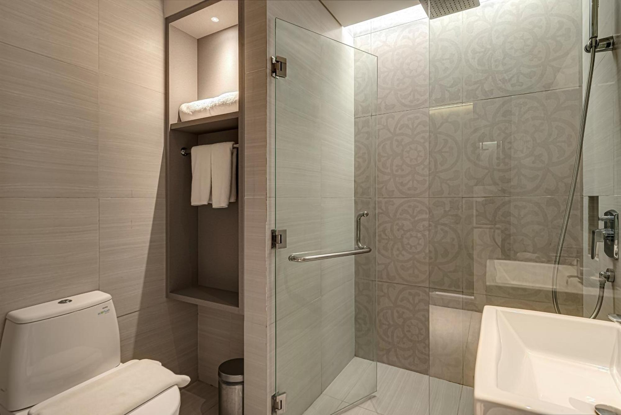 Whiz Luxe Hotel Spazio Surabaya Exterior photo