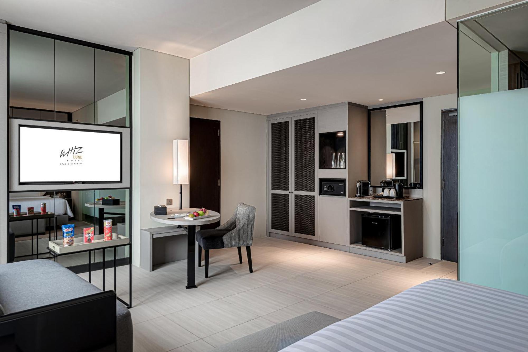 Whiz Luxe Hotel Spazio Surabaya Exterior photo