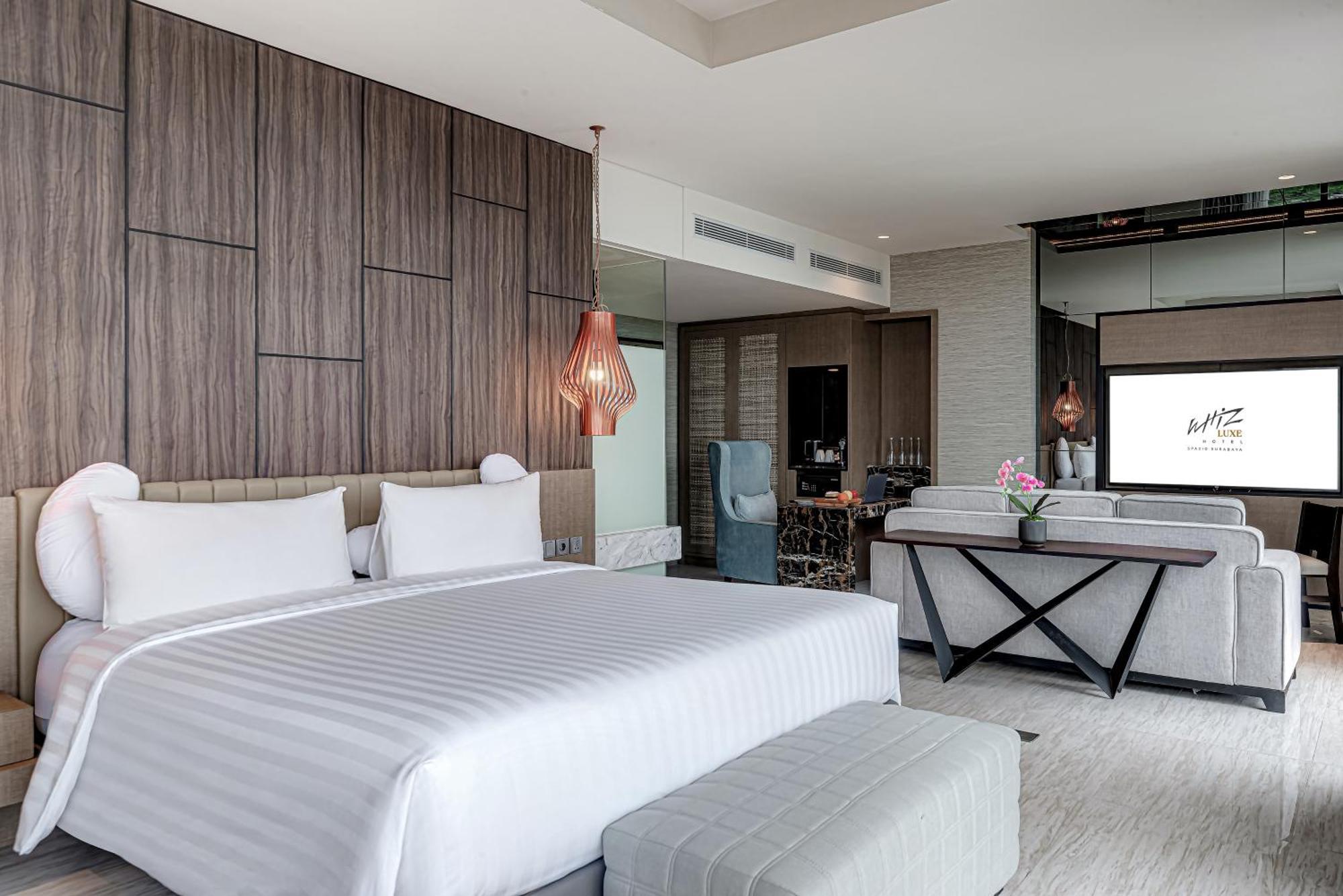 Whiz Luxe Hotel Spazio Surabaya Exterior photo