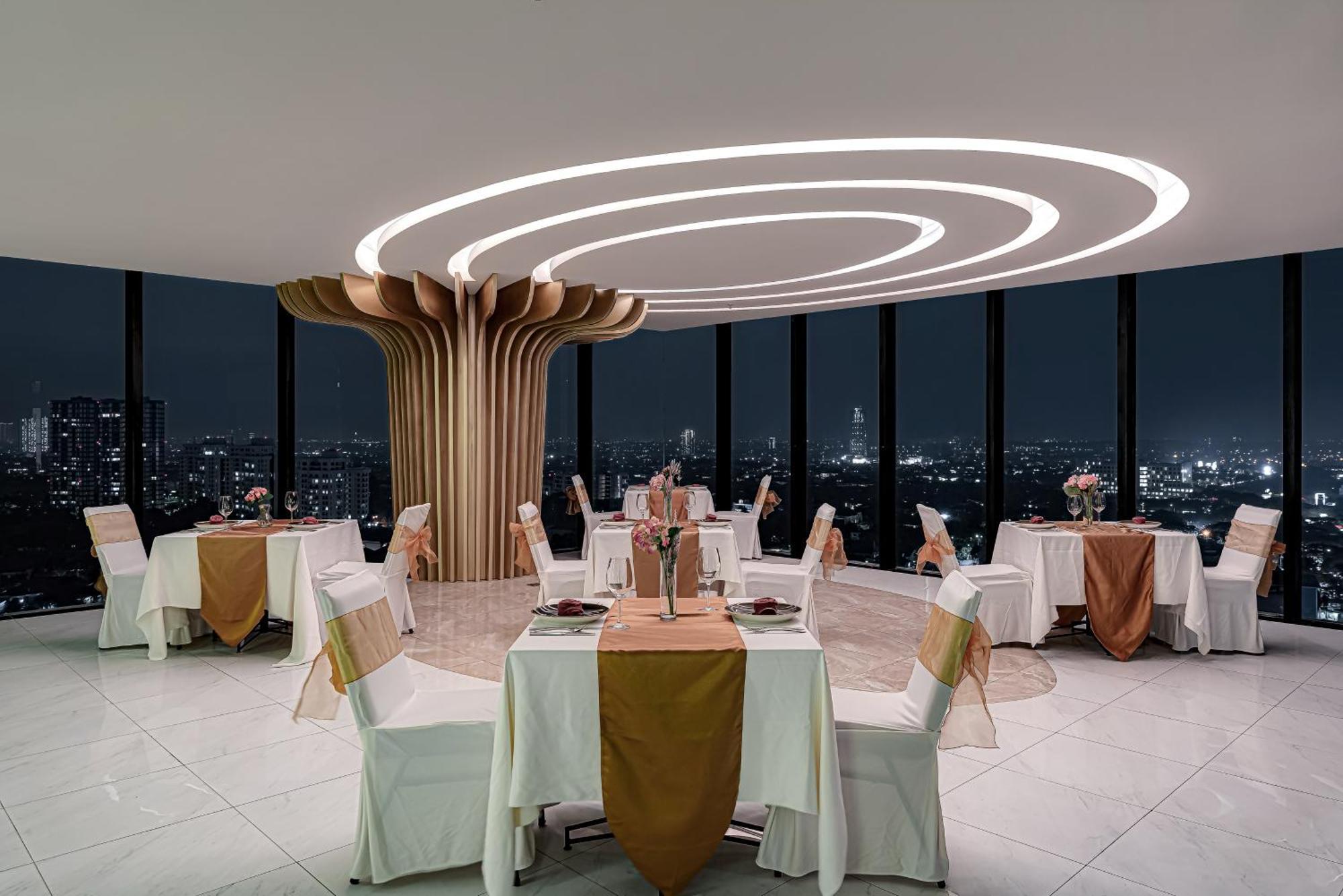 Whiz Luxe Hotel Spazio Surabaya Exterior photo