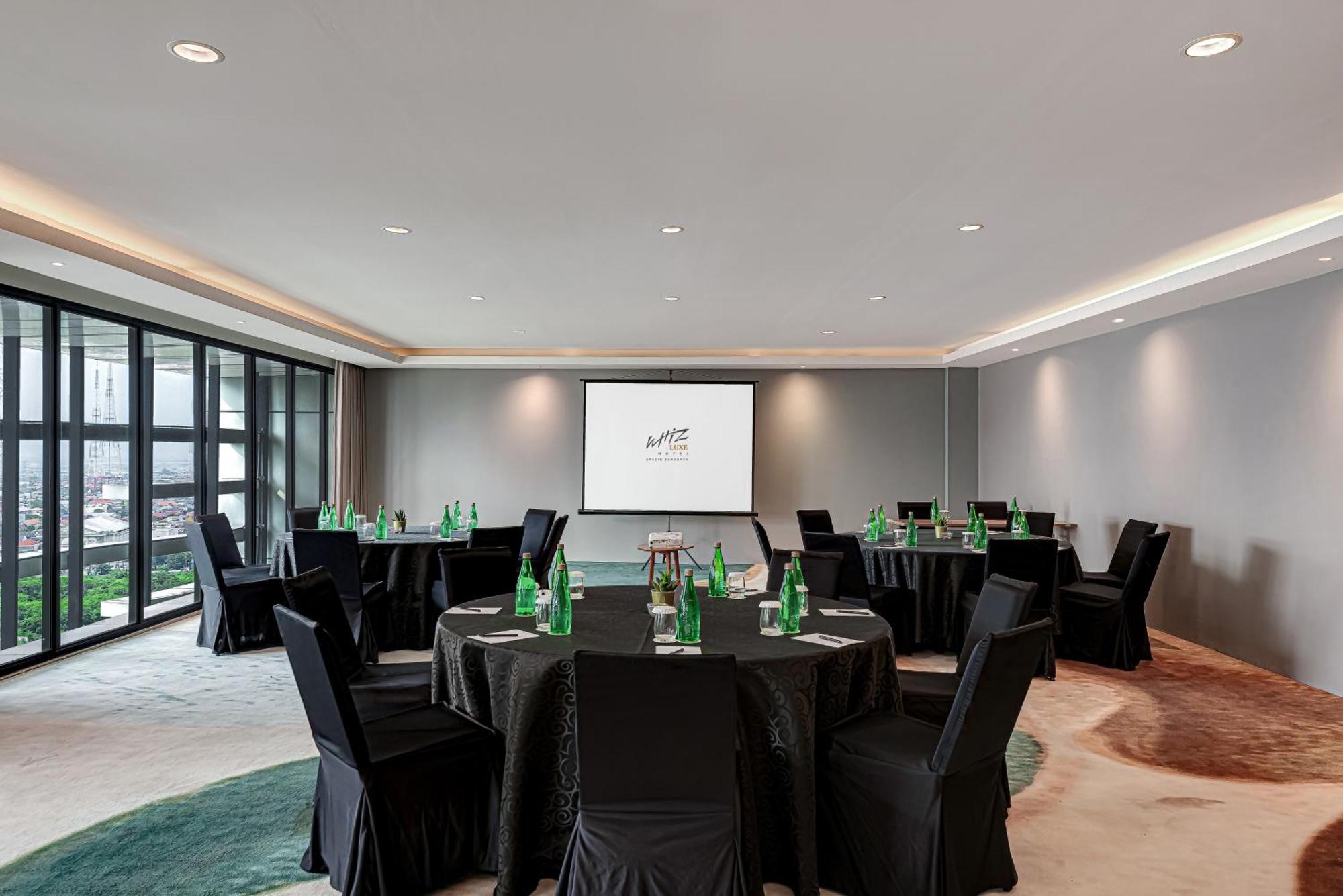 Whiz Luxe Hotel Spazio Surabaya Exterior photo