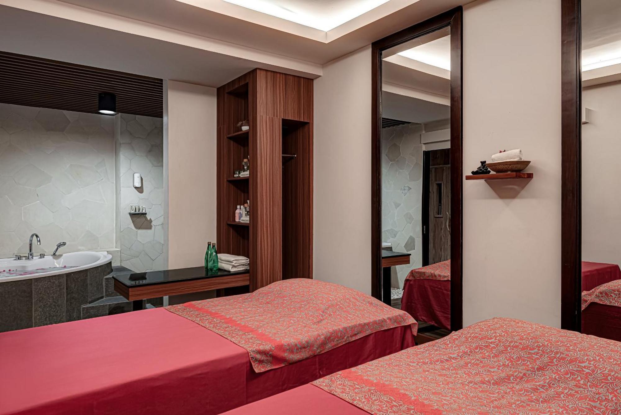 Whiz Luxe Hotel Spazio Surabaya Exterior photo